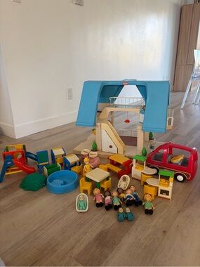 Little Tikes Place Vintage Dollhouse and Accessories